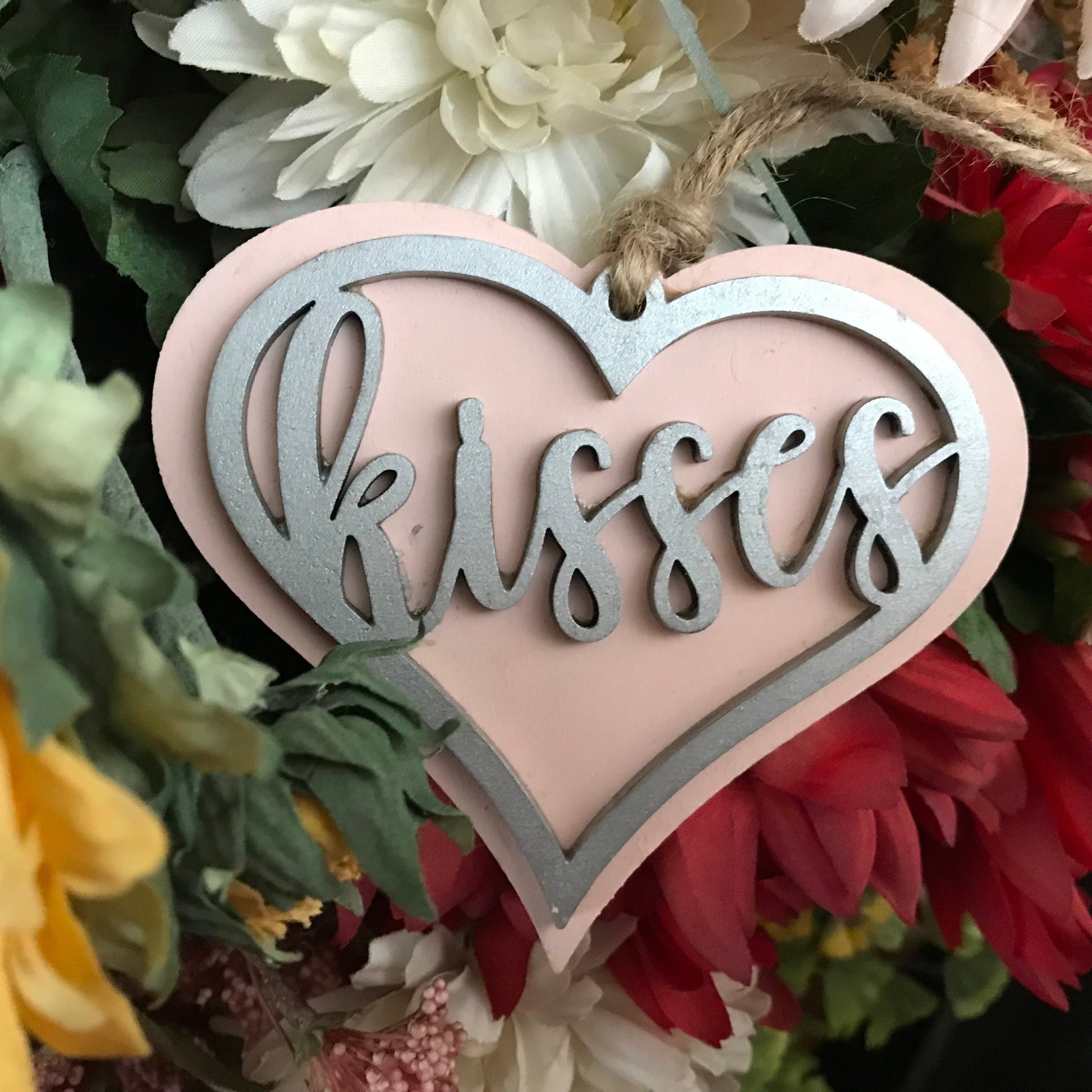 Kisses ornament pink with silver 